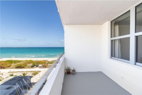 Copropriété à louer à Surfside, Floride: 1 chambre, 85.28 m2 № 1963045 - photo 1