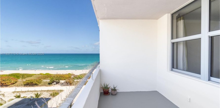 Condo à Surfside, Floride, 1 chambre  № 1963045