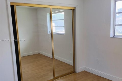 House in Miami, Florida 3 bedrooms, 159.98 sq.m. № 2044047 - photo 12