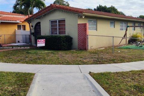 House in Miami, Florida 3 bedrooms, 159.98 sq.m. № 2044047 - photo 3