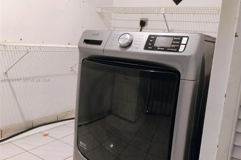 House in Miami, Florida 3 bedrooms, 159.98 sq.m. № 2044047 - photo 22