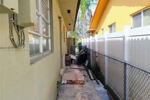 House in Miami, Florida 3 bedrooms, 159.98 sq.m. № 2044047 - photo 27