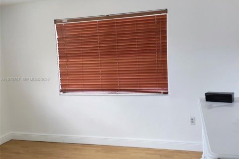 House in Miami, Florida 3 bedrooms, 159.98 sq.m. № 2044047 - photo 5