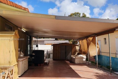House in Miami, Florida 3 bedrooms, 159.98 sq.m. № 2044047 - photo 30