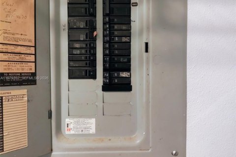 House in Miami, Florida 3 bedrooms, 159.98 sq.m. № 2044047 - photo 24