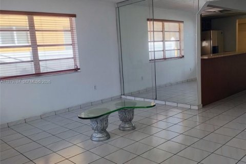 House in Miami, Florida 3 bedrooms, 159.98 sq.m. № 2044047 - photo 6