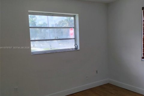House in Miami, Florida 3 bedrooms, 159.98 sq.m. № 2044047 - photo 11