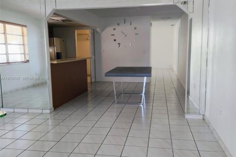 House in Miami, Florida 3 bedrooms, 159.98 sq.m. № 2044047 - photo 8