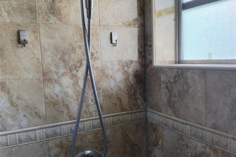 House in Miami, Florida 3 bedrooms, 159.98 sq.m. № 2044047 - photo 10