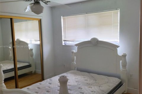 House in Miami, Florida 3 bedrooms, 159.98 sq.m. № 2044047 - photo 16