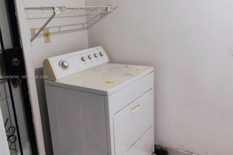 House in Miami, Florida 3 bedrooms, 159.98 sq.m. № 2044047 - photo 23