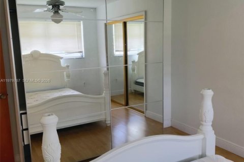 House in Miami, Florida 3 bedrooms, 159.98 sq.m. № 2044047 - photo 17