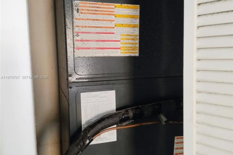 House in Miami, Florida 3 bedrooms, 159.98 sq.m. № 2044047 - photo 25