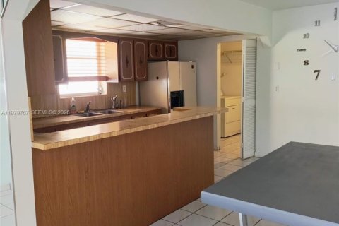 House in Miami, Florida 3 bedrooms, 159.98 sq.m. № 2044047 - photo 18