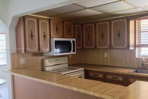 House in Miami, Florida 3 bedrooms, 159.98 sq.m. № 2044047 - photo 19