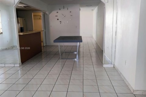 House in Miami, Florida 3 bedrooms, 159.98 sq.m. № 2044047 - photo 13