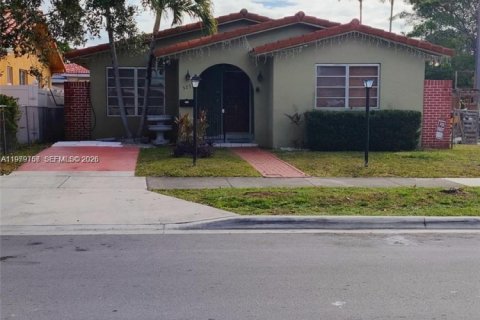 House in Miami, Florida 3 bedrooms, 159.98 sq.m. № 2044047 - photo 2