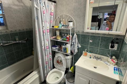 House in Hialeah, Florida 4 bedrooms, 172.33 sq.m. № 1978650 - photo 10