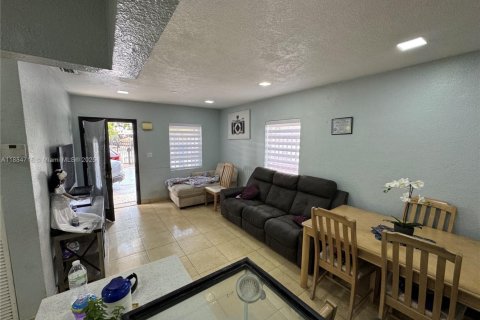 House in Hialeah, Florida 4 bedrooms, 172.33 sq.m. № 1978650 - photo 6