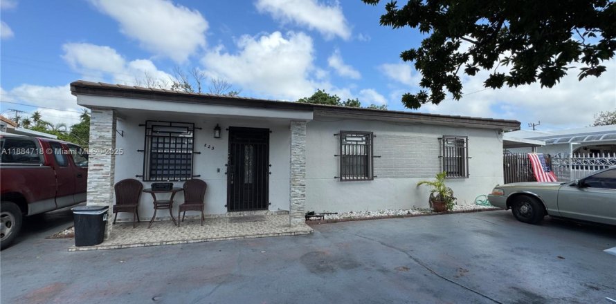 House in Hialeah, Florida 4 bedrooms, 172.33 sq.m. № 1978650