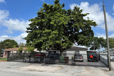House in Hialeah, Florida 4 bedrooms, 172.33 sq.m. № 1978650 - photo 3