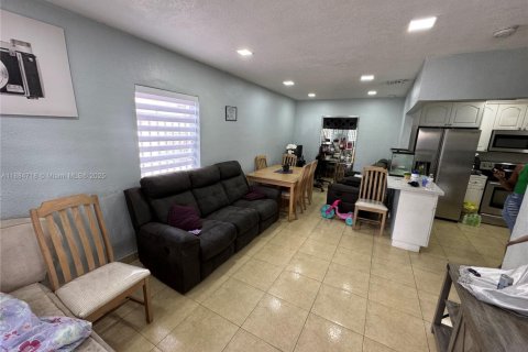 House in Hialeah, Florida 4 bedrooms, 172.33 sq.m. № 1978650 - photo 5