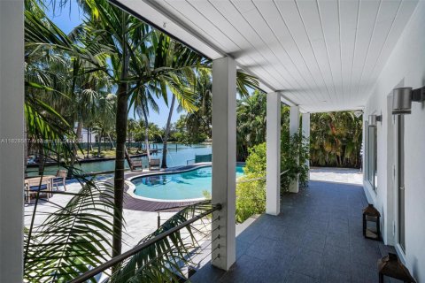 House in Miami, Florida 4 bedrooms, 234.67 sq.m. № 1938523 - photo 1