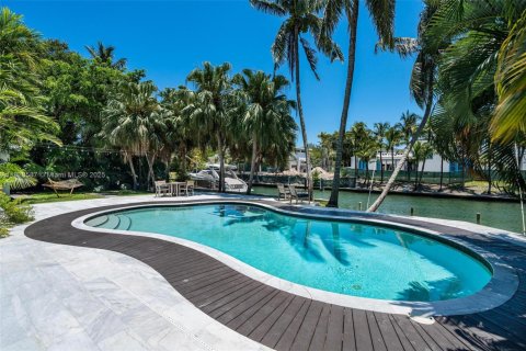 House in Miami, Florida 4 bedrooms, 234.67 sq.m. № 1938523 - photo 20
