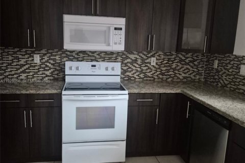 Снять в аренду таунхаус в Майами, Флорида 3 спальни, 113.34м2, № 1988261 - фото 6