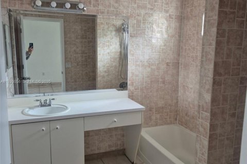 Снять в аренду таунхаус в Майами, Флорида 3 спальни, 113.34м2, № 1988261 - фото 1