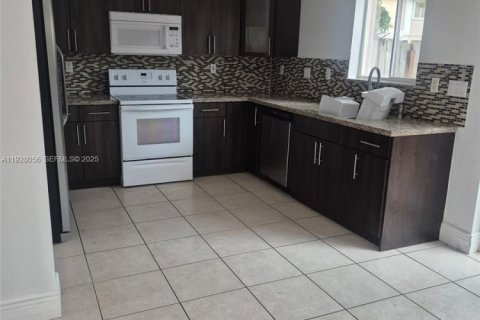 Снять в аренду таунхаус в Майами, Флорида 3 спальни, 113.34м2, № 1988261 - фото 4