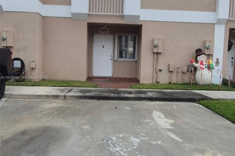 Снять в аренду таунхаус в Майами, Флорида 3 спальни, 113.34м2, № 1988261 - фото 3