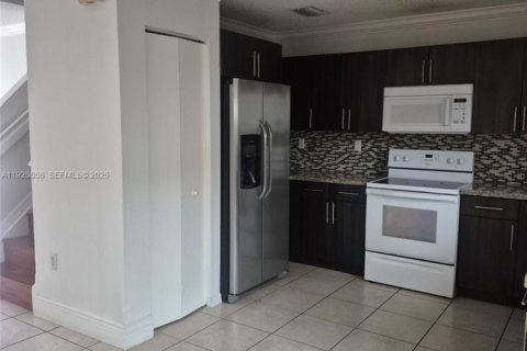 Снять в аренду таунхаус в Майами, Флорида 3 спальни, 113.34м2, № 1988261 - фото 7