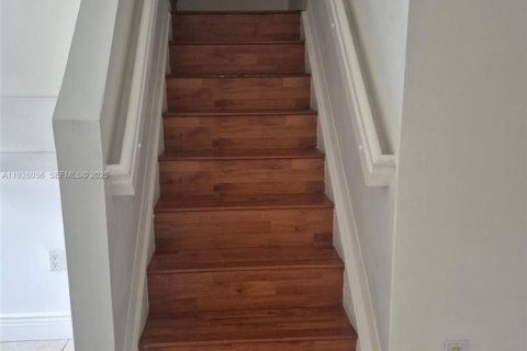 Снять в аренду таунхаус в Майами, Флорида 3 спальни, 113.34м2, № 1988261 - фото 2