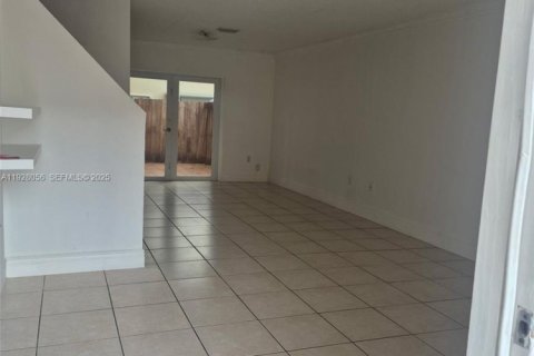 Снять в аренду таунхаус в Майами, Флорида 3 спальни, 113.34м2, № 1988261 - фото 5