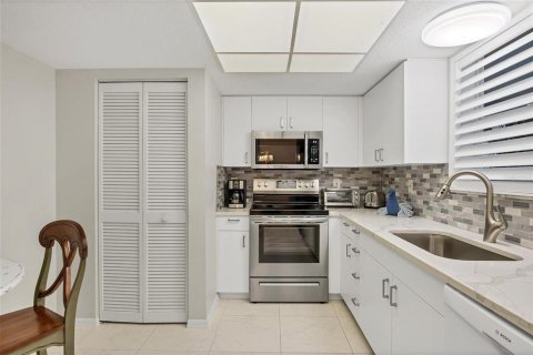 Condo in Englewood, Florida, 3 bedrooms № 1909865 - photo 18