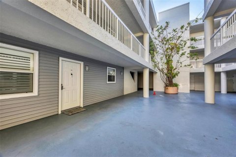 Condo in Englewood, Florida, 3 bedrooms № 1909865 - photo 11