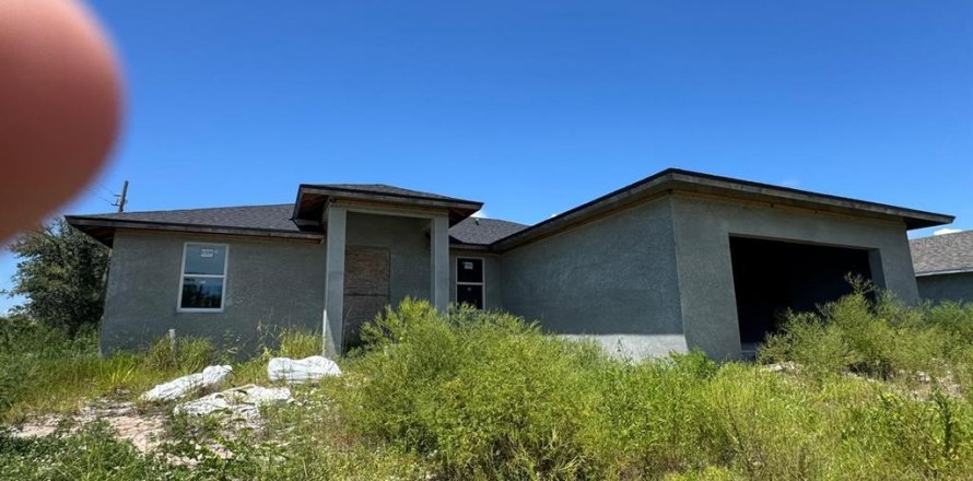 House in Port Charlotte, Florida 4 bedrooms, 153.29 sq.m. № 1885101