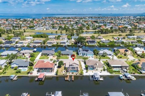 House in Apollo Beach, Florida 4 bedrooms, 269.79 sq.m. № 2152234
