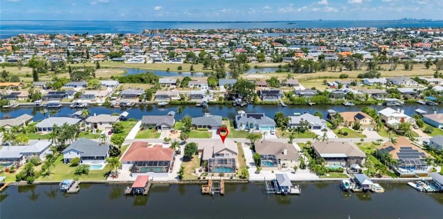 House in Apollo Beach, Florida 4 bedrooms, 269.79 sq.m. № 2152234