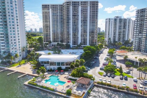 Condominio en Aventura, Florida, 2 dormitorios  № 2047621