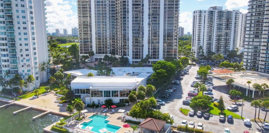 Condominio en Aventura, Florida, 2 dormitorios  № 2047621