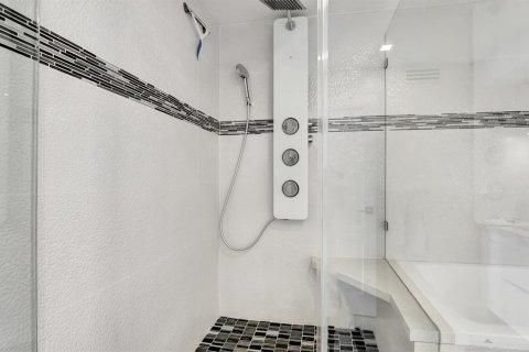 Condo in South Palm Beach, Florida, 2 bedrooms № 2246053 - photo 17