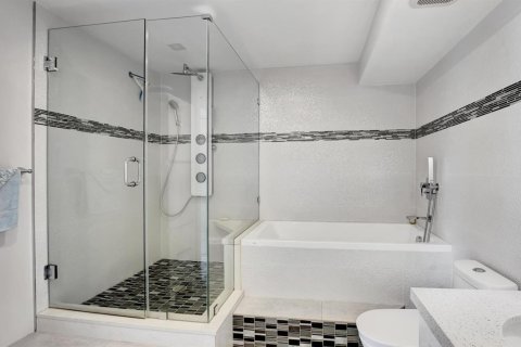 Condo in South Palm Beach, Florida, 2 bedrooms № 2246053 - photo 16