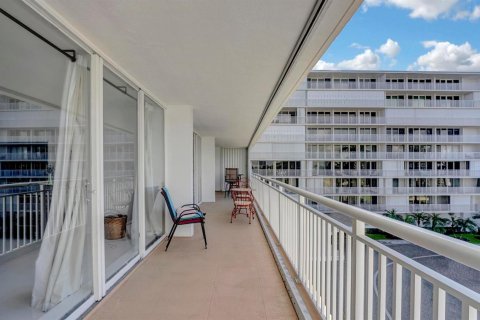 Condo in South Palm Beach, Florida, 2 bedrooms № 2246053 - photo 20