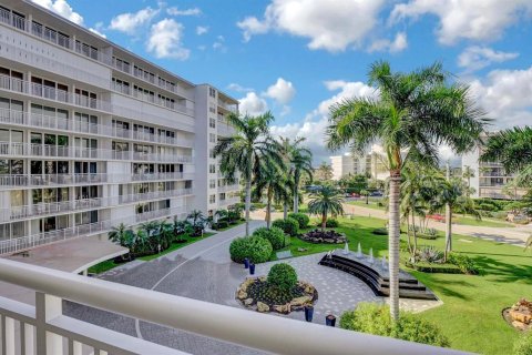 Condo in South Palm Beach, Florida, 2 bedrooms № 2246053 - photo 14