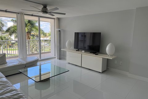 Condo in South Palm Beach, Florida, 2 bedrooms № 2246053 - photo 7