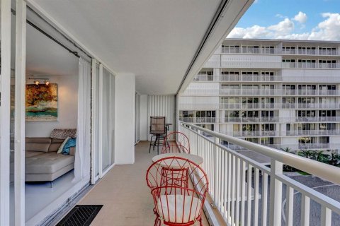 Condo in South Palm Beach, Florida, 2 bedrooms № 2246053 - photo 22