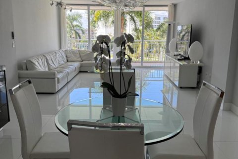 Condo in South Palm Beach, Florida, 2 bedrooms № 2246053 - photo 2