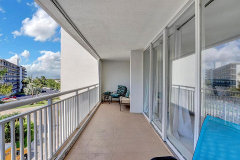 Condo in South Palm Beach, Florida, 2 bedrooms № 2246053 - photo 19